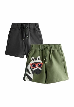 Zwei Paar Kinder-Shorts mit elastischem Bund, ein schwarzes mit Taschen, ein grünes mit einem Zebra-Design mit roten Sonnenbrillen.