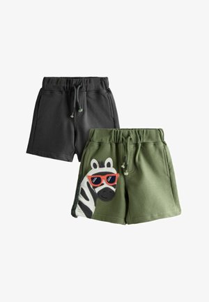 Zwei Paar Kinder-Shorts mit elastischem Bund, ein schwarzes mit Taschen, ein grünes mit einem Zebra-Design mit roten Sonnenbrillen.