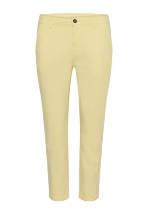 Pantalon slim de couleur jaune clair avec fermeture à bouton et zip, passants pour ceinture et poches latérales, présenté de face sur un fond blanc.