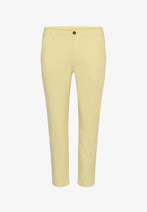 Világos sárga, vékony szabású nadrág gombos és cipzáras rögzítéssel, övbújtatókkal és oldalzsebekkel, fehér háttéren elölről bemutatva.