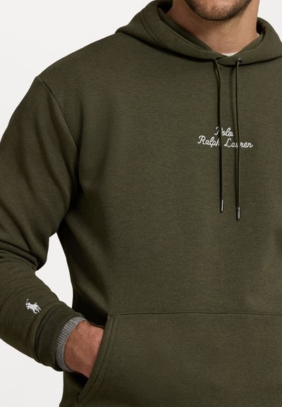 Ελιά πράσινο hoodie από μαλακό υλικό με μπροστινή τσέπη, κορδόνια και κεντητό λογότυπο "Polo Ralph Lauren" στο στήθος.