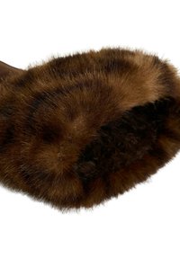 Zapatilla forrada de pelaje marrón que presenta una textura suave y esponjosa, forma redondeada y un forro interior oscuro para mayor calidez y confort.