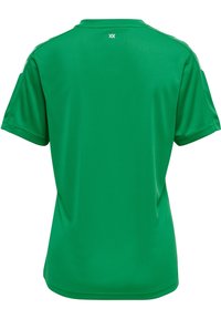 Jersey deportivo verde de manga corta con cuello redondo, fabricado en un suave tejido sintético. Cuenta con detalles en blanco en las mangas y el logotipo en la parte posterior.