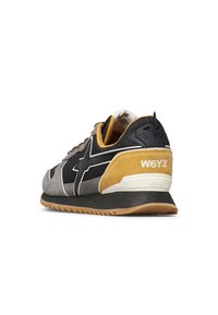 Sneaker a profilo basso con pannelli in suede neri, grigi e senape, suola in gomma e logo "W6YZ" sul tallone e foderato interno.