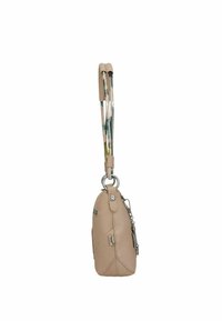 Bolso de mano de cuero beige con una superficie texturizada, correa ajustable con un diseño, herrajes plateados y un detalle de bolsillo con cremallera lateral.