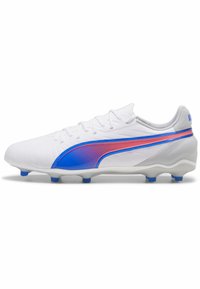 Scarpa da calcio bianca dal design elegante, con una striscia diagonale blu e rosa, tomaia texturizzata e tacchetti pronunciati per una maggiore aderenza.