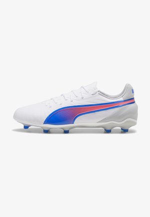 Scarpa da calcio bianca dal design elegante, con una striscia diagonale blu e rosa, tomaia texturizzata e tacchetti pronunciati per una maggiore aderenza.