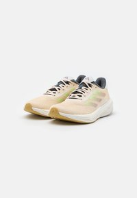 adidas Performance SUPERNOVA STRIDE  - Chaussures de running sur route - crystal sand/green spark/preloved fig