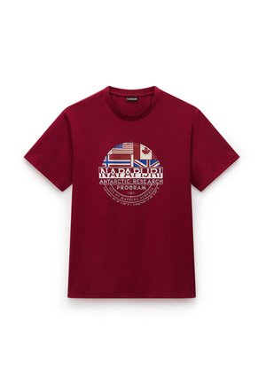 T-shirt in cotone color bordeaux con maniche corte, caratterizzato da una grafica di bandiere e testo "NAPAPIJRI ANTARCTIC RESEARCH PROGRAM" in bianco.