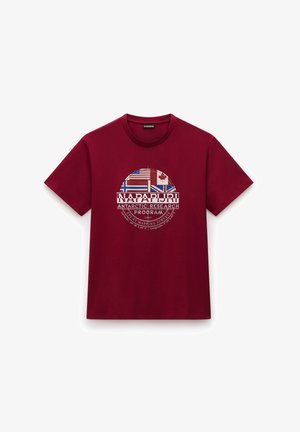 T-shirt in cotone color bordeaux con maniche corte, caratterizzato da una grafica di bandiere e testo "NAPAPIJRI ANTARCTIC RESEARCH PROGRAM" in bianco.