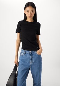 Calvin Klein Jeans LABEL FITTED TEE - Tricou basic - black
