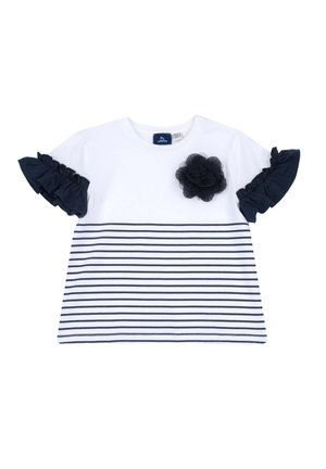 Camiseta de manga corta con rayas blancas y azul marino, mangas acampanadas azul marino y una flor de tela azul marino en el pecho izquierdo.