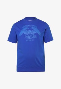 Camiseta de algodón azul con un estampado gráfico que presenta un diseño de águila y texto. Mangas cortas y un cuello redondo con un ribete acanalado.