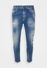 Blå denimjeans med tapered passform, med slitna områden, lätt blekning, fem fickor och en knäppning i midjan.