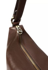 Borsa a tracolla in pelle marrone con finitura testurizzata, caratterizzata da una cerniera diagonale e dettagli in metallo. Tracolla regolabile fissata nella parte superiore.