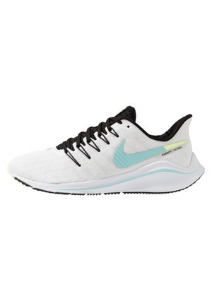 Chaussure de running Nike blanche avec lacets et col noirs, virgule bleu clair et semelle blanche avec accents bleu clair.
