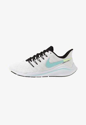 Zapatilla de running Nike blanca con cordones y cuello negros, swoosh azul claro y suela blanca con detalles en azul claro.