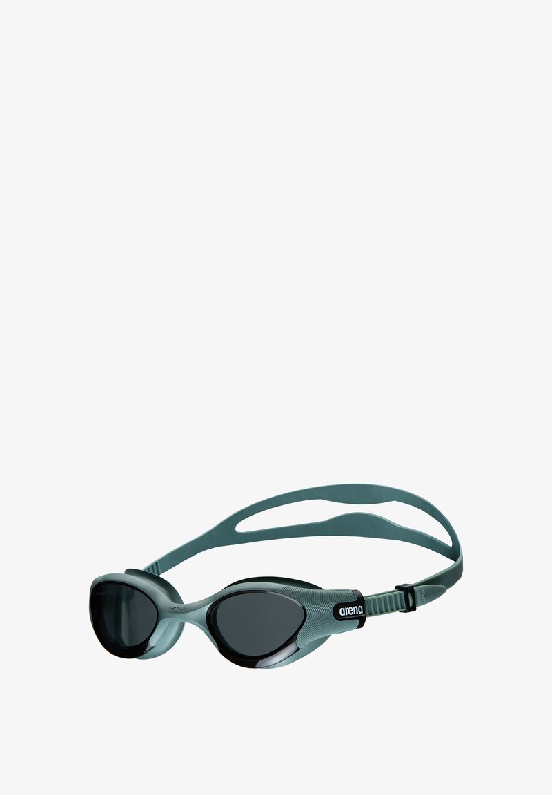 Gafas de natación Arena con lentes de color gris oscuro, forma aerodinámica y elegante, correas de silicona verde suave y acentos texturizados para un ajuste seguro.