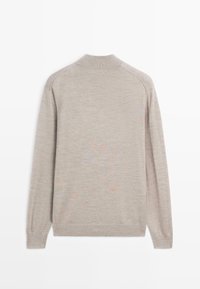 Maglione beige a maniche lunghe con colletto alto a coste, polsini e orlo, mostrato da dietro su uno sfondo bianco.