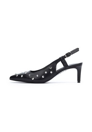 Zapato de tacón negro tipo slingback, hecho de piel suave con punta afilada. Presenta tachuelas plateadas a lo largo del lateral y un tacón delgado. Incluye una correa ajustable.