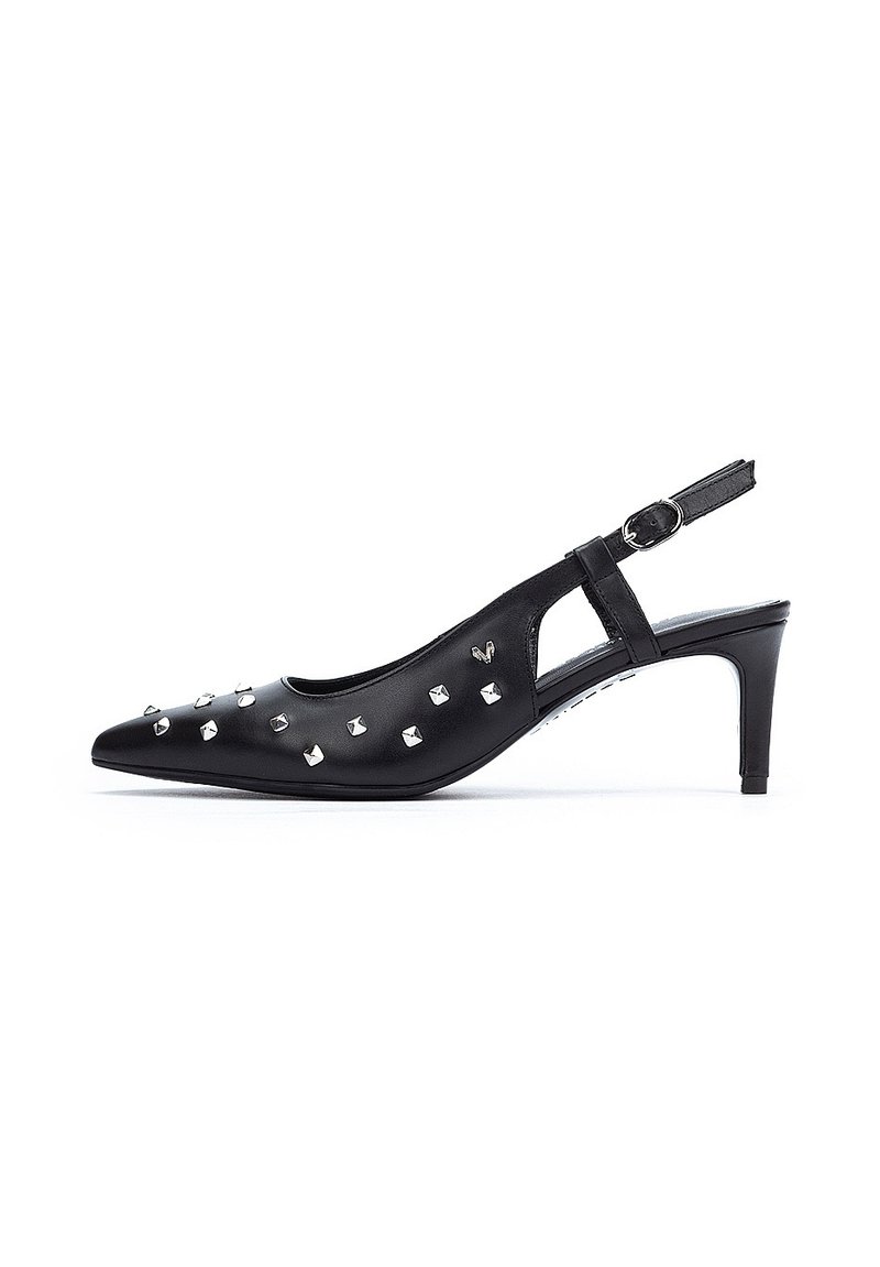 Zapato de tacón negro tipo slingback, hecho de piel suave con punta afilada. Presenta tachuelas plateadas a lo largo del lateral y un tacón delgado. Incluye una correa ajustable.