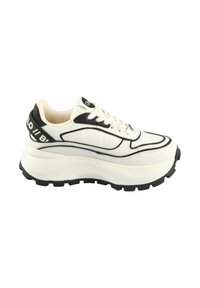 Wit-zwarte chunky sneaker met veters aan de voorkant, dikke gestructureerde zool en zwart merk op de hielrand en tong.