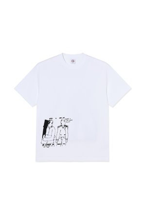 Camiseta blanca de manga corta con dibujo lineal negro de dos figuras; una tiene una forma negra grande detrás, y un texto pequeño cerca de sus cabezas.