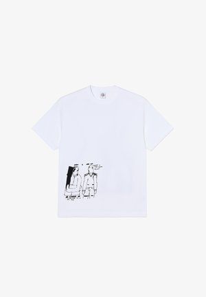 Camiseta blanca de manga corta con dibujo lineal negro de dos figuras; una tiene una forma negra grande detrás, y un texto pequeño cerca de sus cabezas.