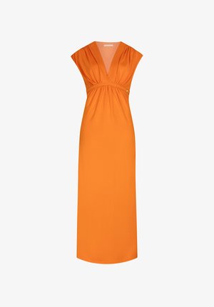Vestido largo sin mangas de color naranja brillante con escote en V pronunciado, detalles fruncidos bajo el busto y falda ligeramente acampanada.