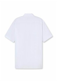 Schlichtes weißes Kurzarmhemd mit Kragen, von hinten auf einem weißen Hintergrund gezeigt.