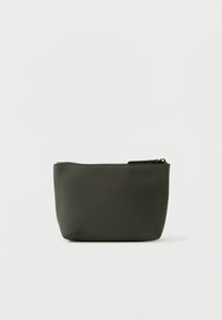 Ματ, σκούρο πράσινο πορτοφολάκι με φερμουάρ, φτιαγμένο από λείο υλικό; ορθογώνιο σχήμα με καθαρό σχεδιασμό και χωρίς ορατά μοτίβα ή διακοσμήσεις.