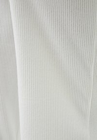 Unselected, white