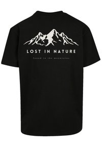 Schwarzes Baumwoll-T-Shirt mit einem weißen Berggrafik und dem Text "VERLOREN IN DER NATUR" auf der Rückseite, glatte Textur und normale Passform.