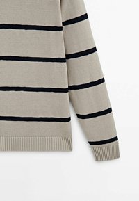 Beige gestrickter Pullover mit navyblauen horizontalen Streifen, mit einem gerippten Saum und detaillierten Ärmeln. Glatte Textur, lässiges Design.