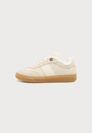 Μπεζ χαμηλό sneaker με λαστιχένια σόλα, κορδόνια μπροστά, λευκή πλευρική ρίγα και αφράτη λευκή επένδυση γύρω από το γιακά.