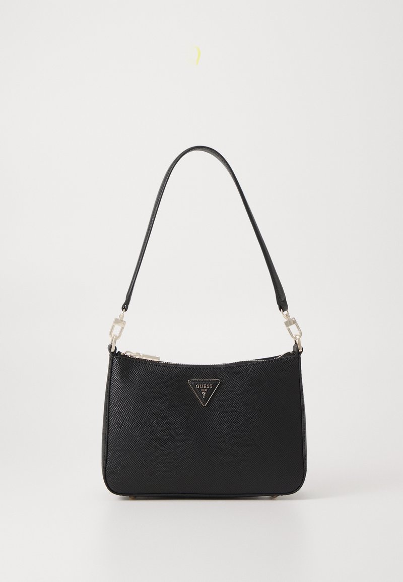Sac bandoulière noir Guess avec surface texturée, plaque logo triangulaire à l'avant et une sangle amovible avec ferrures argentées.