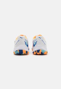 Weiße Sportschuhe mit blauen, orangen und grünen Akzenten. Sie verfügen über strukturierte Sohlen für besseren Halt und einen gepolsterten Kragen für Komfort.