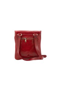 Borsa a tracolla in pelle rossa con una texture liscia, dotata di una tasca frontale con zip, manici corti e una lunga tracolla regolabile. Design minimalista.