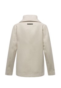 Manteau en laine beige au design structuré, avec un col haut, des détails de couture et un accent de logo en métal foncé à l'arrière.