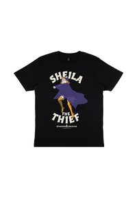Czarny bawełniany t-shirt z graficznym nadrukiem postaci w purpurowym płaszczu i żółtych butach. Na koszulce znajduje się napis "SHEILA THE THIEF."