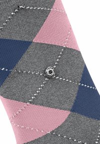 Calcetines con patrón de argyle en colores gris, rosa y marino. Hechos de un material suave con una textura lisa y costuras visibles. Acento con un logo redondo.