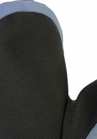 Schwarzes, strukturiertes Neoprenmaterial mit einem glatten blauen Akzent; gebogene Form mit einer engen Passform, entworfen für Komfort und Unterstützung.