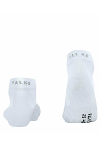 Calcetines blancos hasta el tobillo hechos de una tela texturizada, con el logo "FALKE" en gris en el puño y detalles del tamaño impresos en la suela.