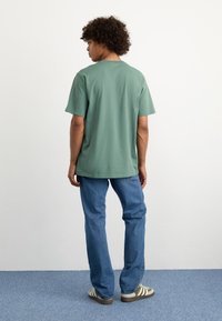 Carhartt WIP POCKET - Pamata T-krekls - duck green