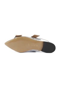 Scarpa piatta in pelle sintetica argentata con punta affusolata, dotata di cinturini regolabili color cammello e suola liscia con un lieve tacco.
