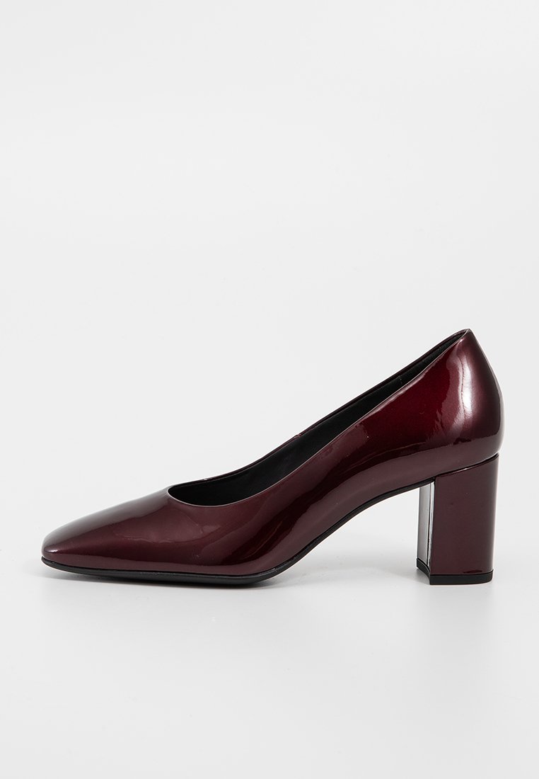 Bordeaux patenten leren hoge hakpumps met een ronde neus en chunky hak, met een glanzende afwerking en een gladde textuur.