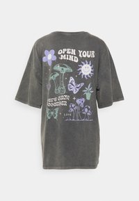 Tmavě šedé oversized tričko s barevným grafickým designem, na kterém jsou nápisy, houby, květiny, motýli a slunce na zádech.