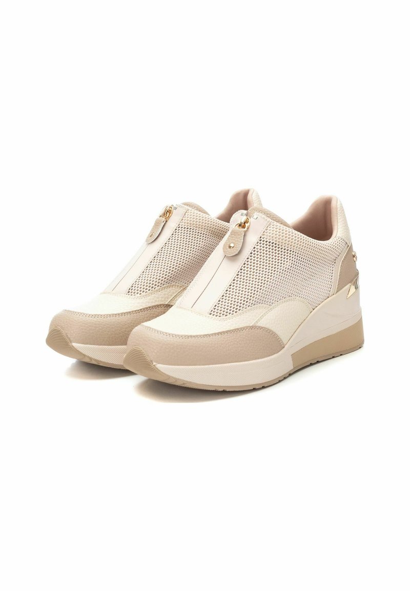 Sneakers slip-on beige e crema con pannelli in rete, chiusure a zip dorate, punte testurizzate e suole a cuneo in gomma spessa.