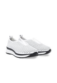 Bílé slip-on boty s perforovaným svrškem, černou podrážkou a jemnými šedými akcenty. Lehký design pro prodyšnost a pohodlí.