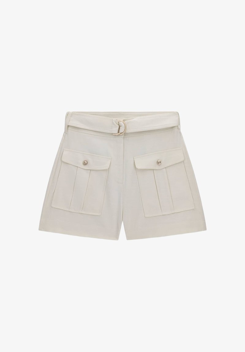 Short beige taille haute avec ceinture assortie et deux poches avant à rabat fermées par des boutons.
